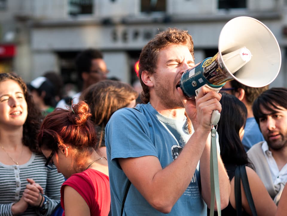 Studenten demonstrieren auf dem Puerta del Sol, dem zentralen Platz in Madrid.