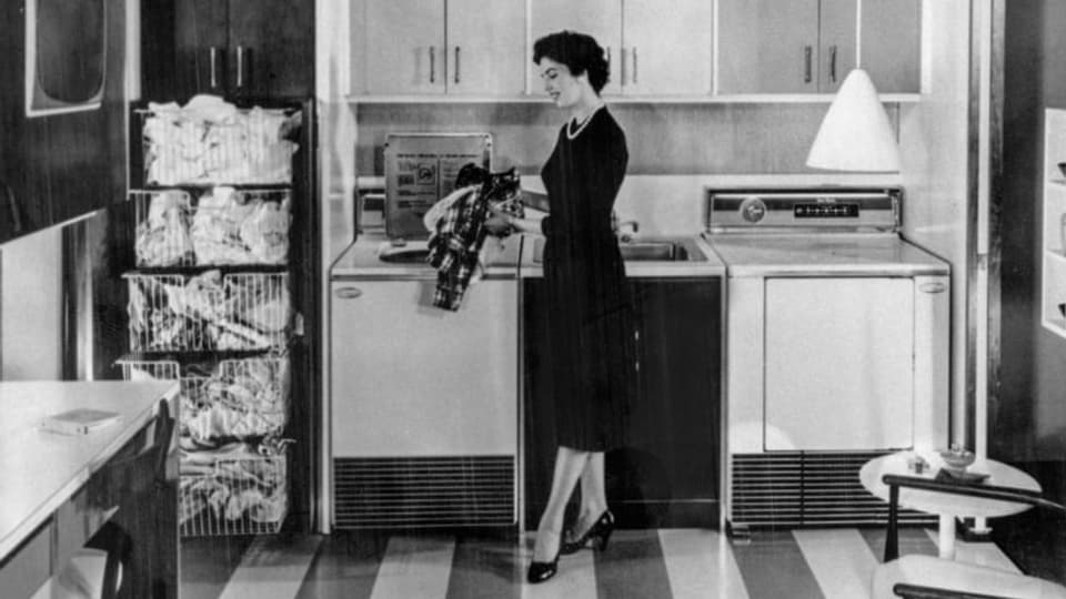 Altes schwarz-weiss-Foto einer Frau am Wäsche waschen