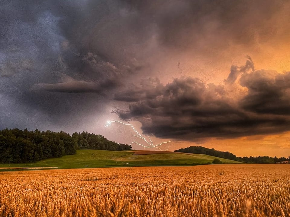 Aarwangen/BE Sommergewitter über dem Mittelland.