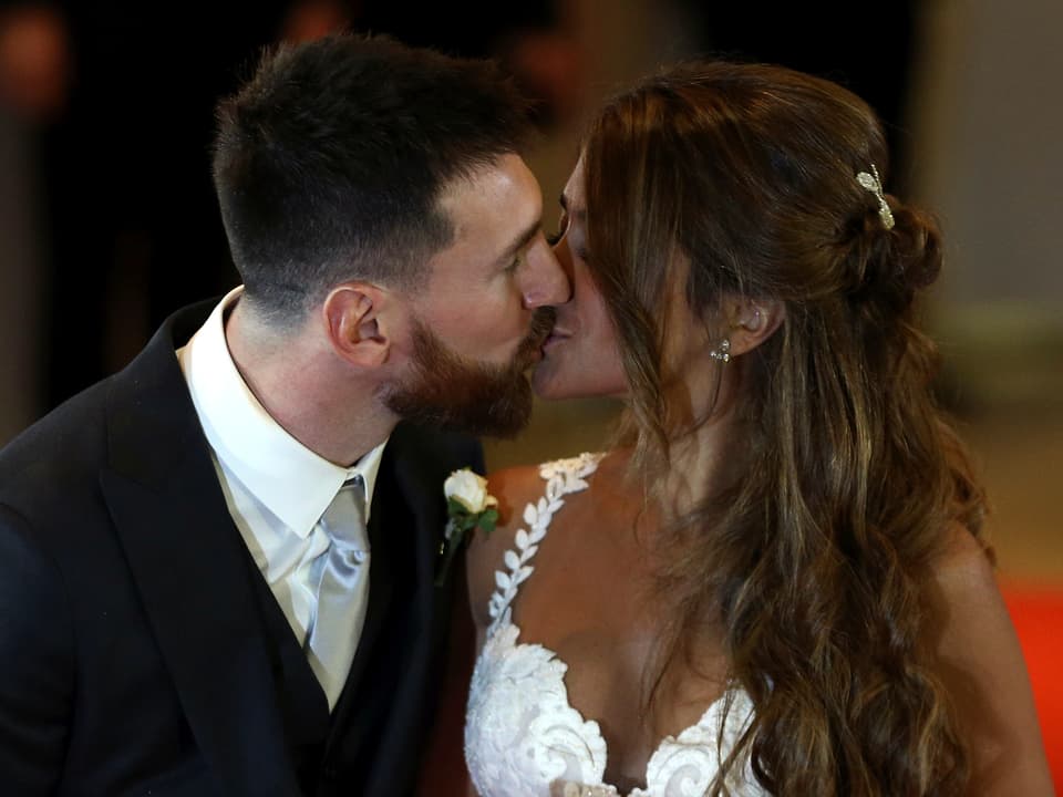 Weltfussballer Lionel Messi und seine Jugendliebe Antonella Roccuzzo kurz nach ihrer Hochzeit in Rosario Argentinien. 