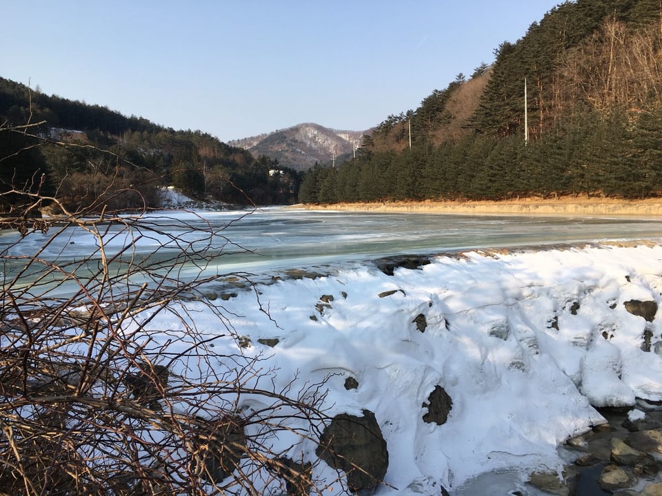 Ein zugefrorener See ausserhalb von Pyeongchang.