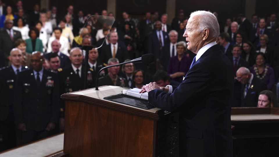US-Präsident Joe Biden steht am Rednerpult im US-Kongress und hält seine Rede zur Lage der Nation.