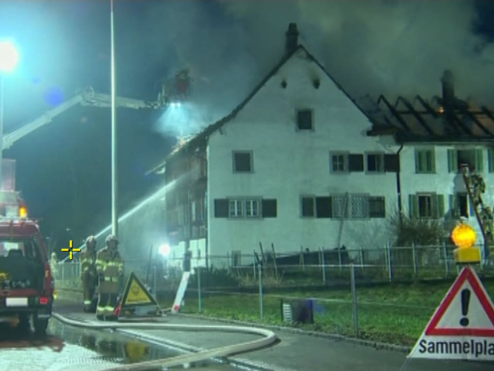 Der Dachstock des Mehrfamilienhauses in Schübelbach scheint vollständig ausgebrannt. (srf/beatkälin)
