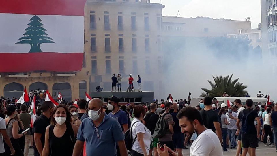 Demonstranten und Tränengaswolken