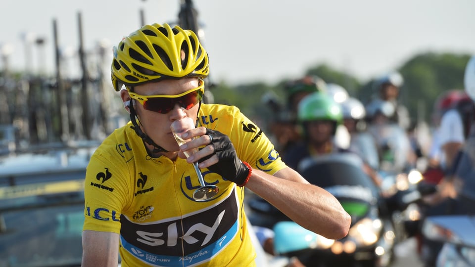 Chris Froome geniesst auf der letzten Etappe ein Gläschen Champagner.