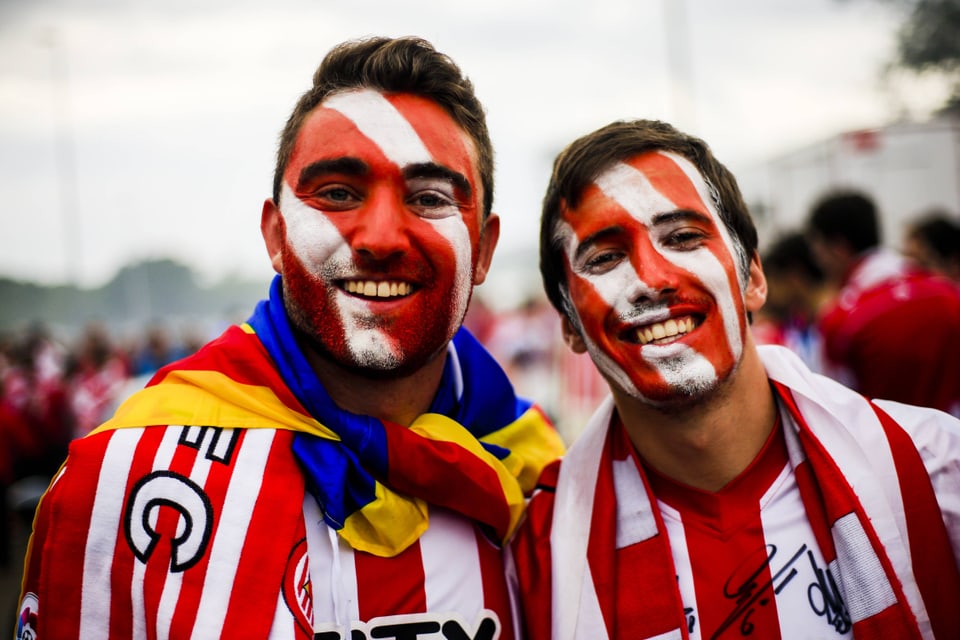 Zwei Girona-Fans mit bemalten Gesichtern.