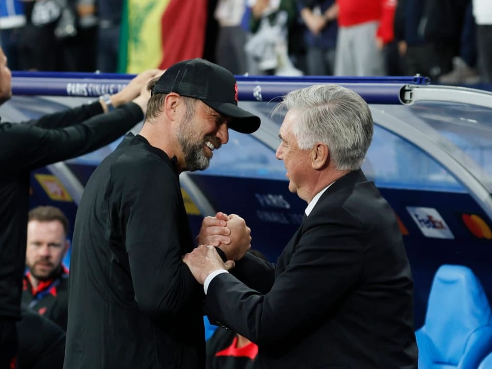Jürgen Klopp und Carlo Ancelotti begrüssen sich herzhaft vor einem Spiel