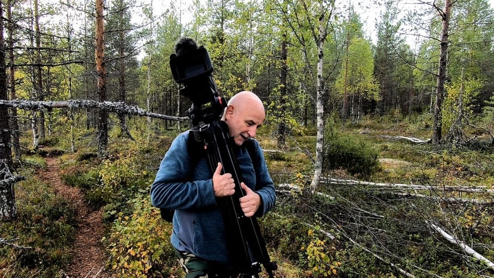 Ruedi Plattner mit Kamera in einem finnischen Wald