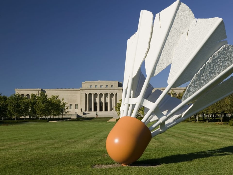 Skulptur eines gigantischen Badminton-Federballs