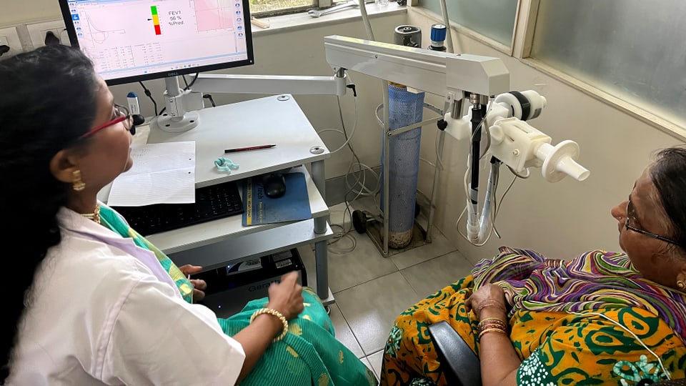 Eine indische Patientin bespricht ihren Fall mit einer Ärztin in Mumbai.