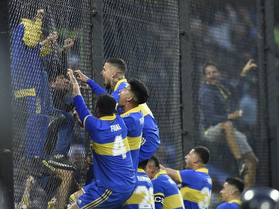 ¿Celebrando el título del domingo? Jugadores de Boca celebran con hinchas