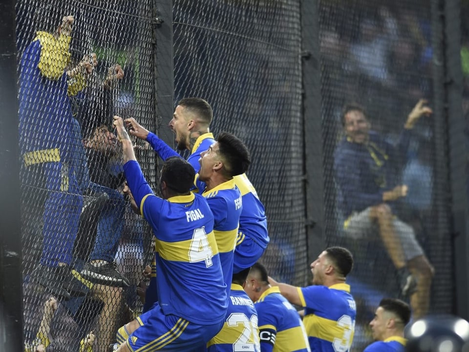 Spieler von Boca feiern mit Fans