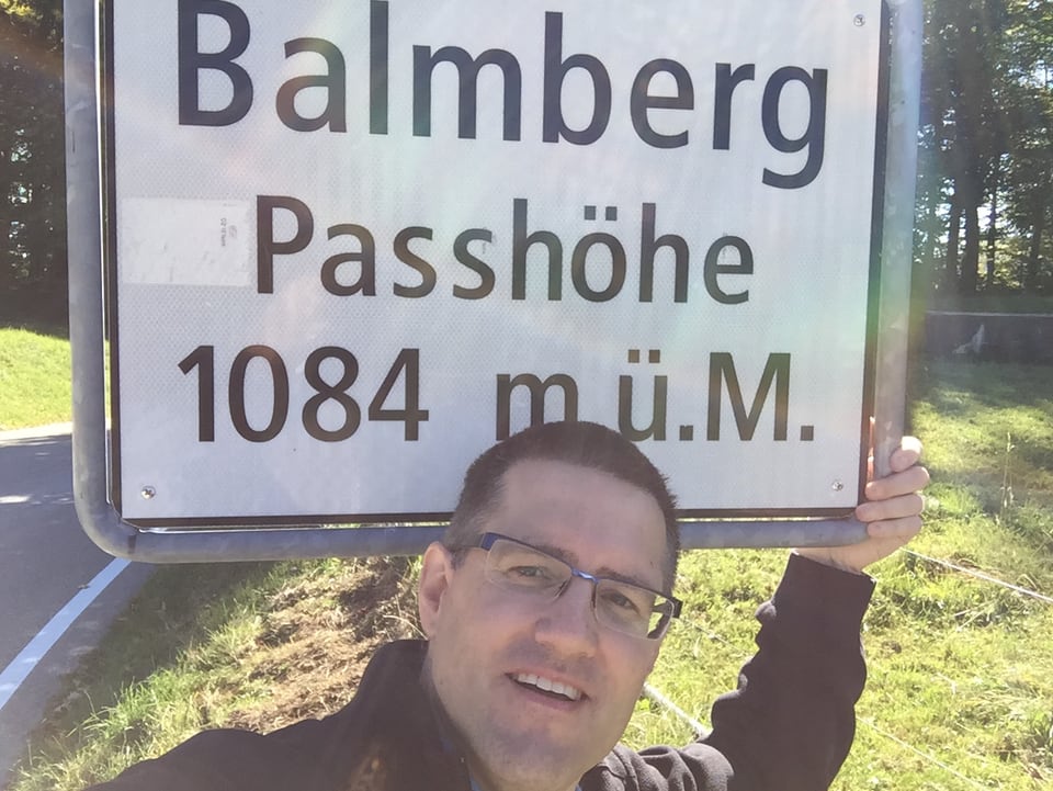 Verkehrsschild Balmberg Passhöhe mit Mann vordran