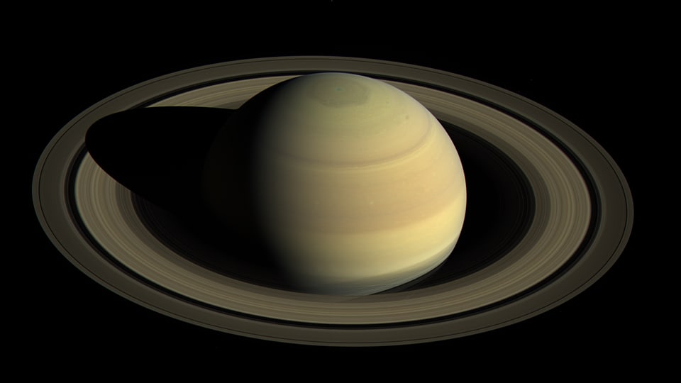 Saturn und seine Ringe aus der Vogelperspektive.