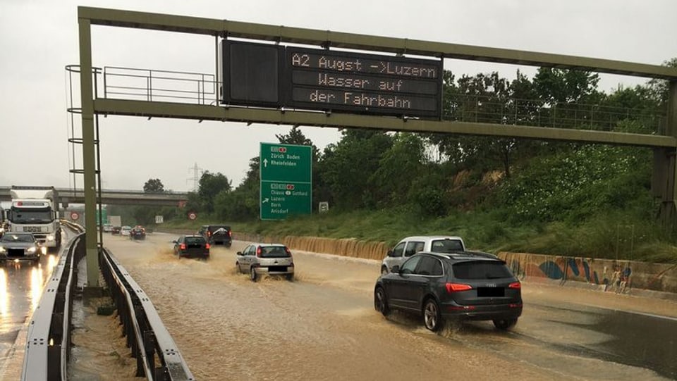 Eine überschwemmte Autobahn