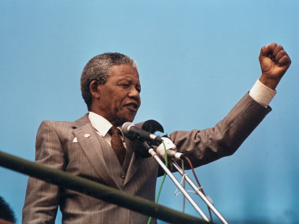 Nelson Mandela hebt bei einer Ansprache seine Faust.