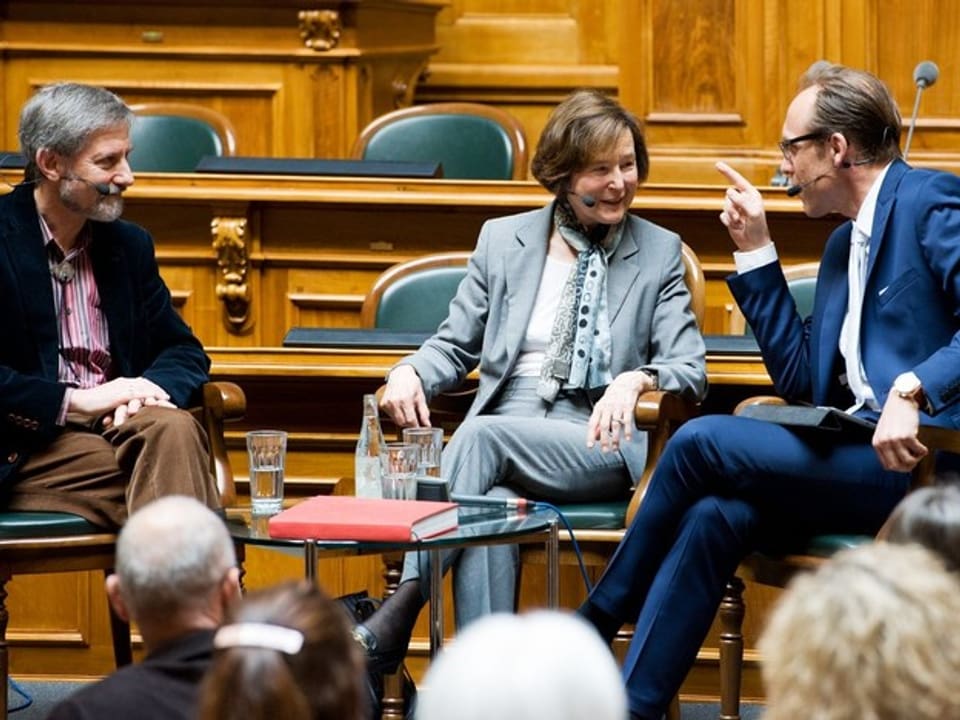 Gastgeber Christian Zeugin im Gespräch mit alt Bundesrätin Elisabeth Kopp und Christoph Lanz, Generalsekretär der Bundesversammlung.