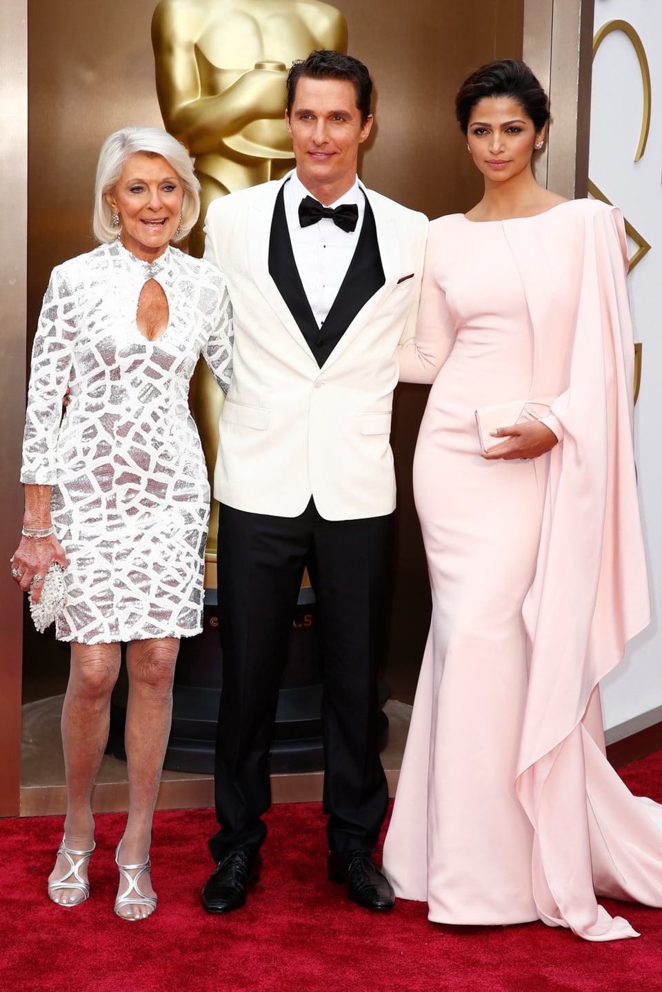 Oscargewinner McConaughey mit seiner Mutter Kay Mc Cabe und Ehefrau Camilla Alves auf dem roten Teppich.