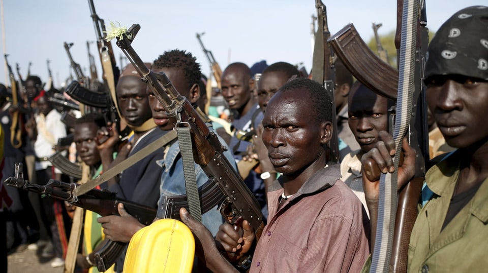 Bewaffnete Nuer-Soldaten stehen dicht nebeneinander Upper Nile. 