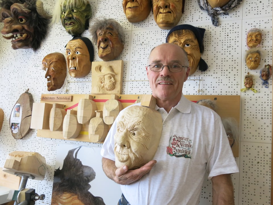 Ruedi Kyburz hat bereits rund 250 Holzklötze in Masken verwandelt.