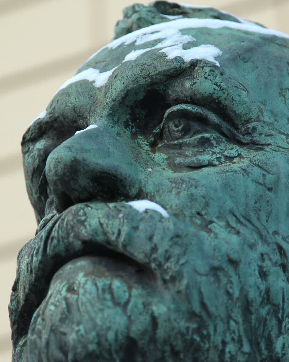 Der Kopf der Statue des Nobelpreisgründers vor dem Nobel-Institute in Oslo.