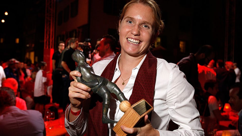 Esther Staubli mit dem Pokal für die Schiedsrichterin des Jahres 2013 in der Hand.