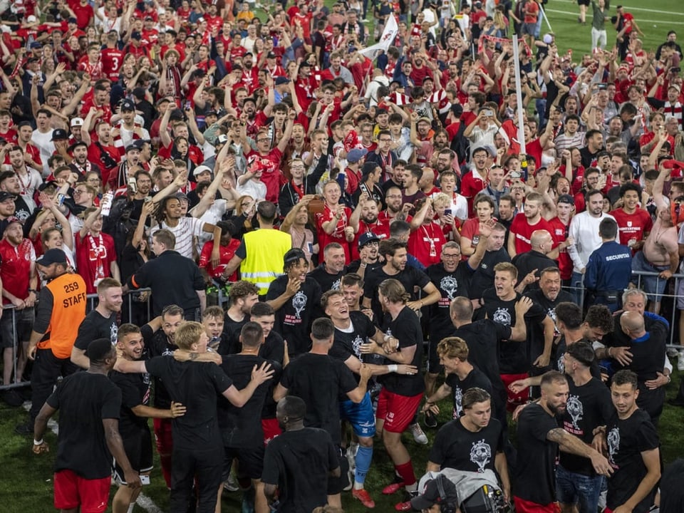Die Fans und Spieler vom FC Winterthur feiern den Aufstieg in die Super League 
