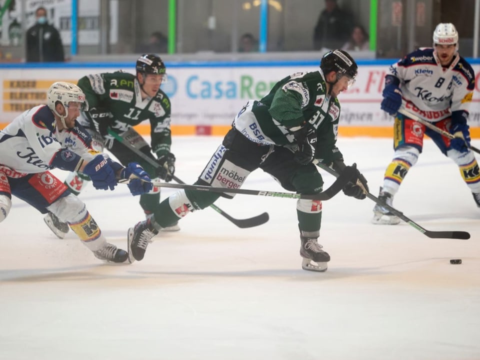 Enges Duell um den Aufstieg Dario Meyer (Kloten) ärgert Oltens Dominic Weder und Stanislav Horansky.