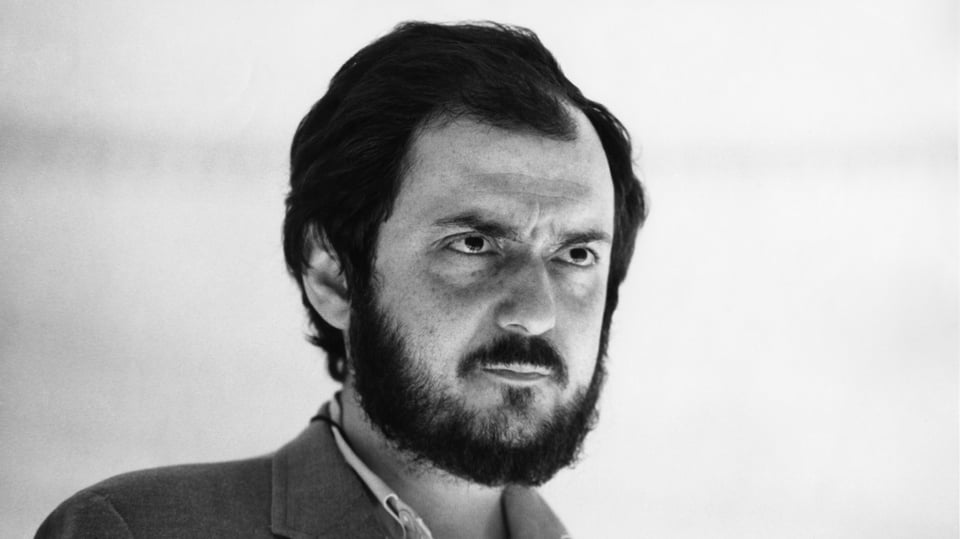 Stanley Kubrick blickt streng in die Ferne.