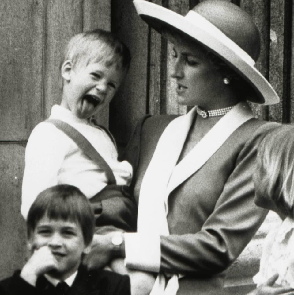 Prinz Harry auf dem Arm von Prinzessin Diana.