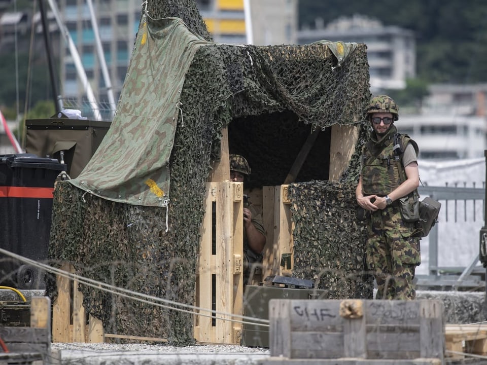 Soldaten in der provisorisch aufgebauten Militäranlage.