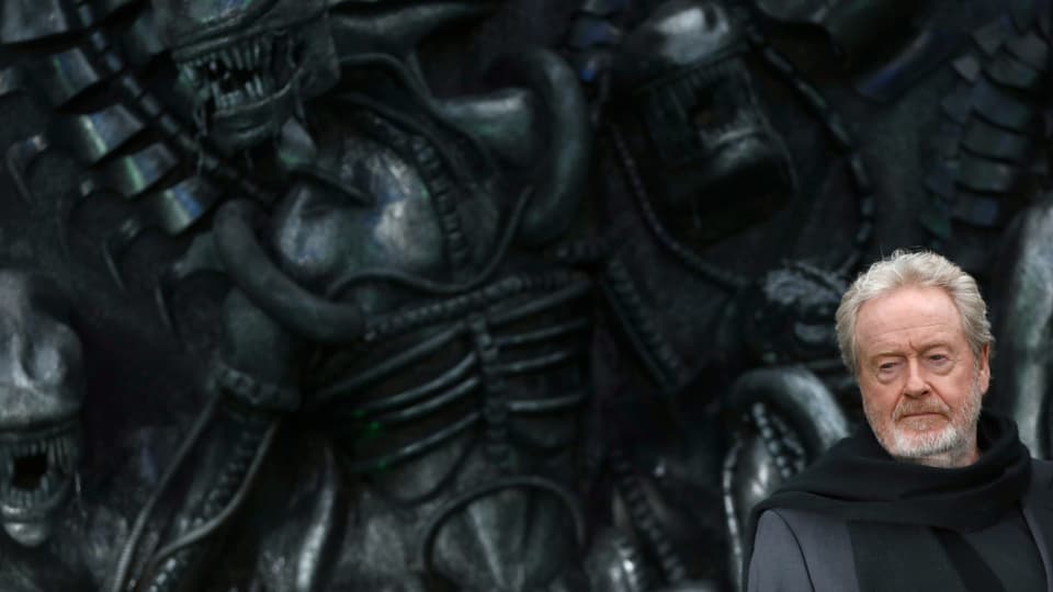 Regisseur Ridley Scott posiert anlässlich der Londoner Premiere seines neuen Films vor dem Alien. 