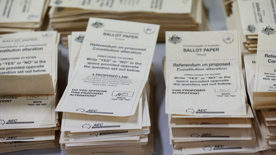 Abstimmungszettel zum Referendum in Australien liegen aufeinander. 