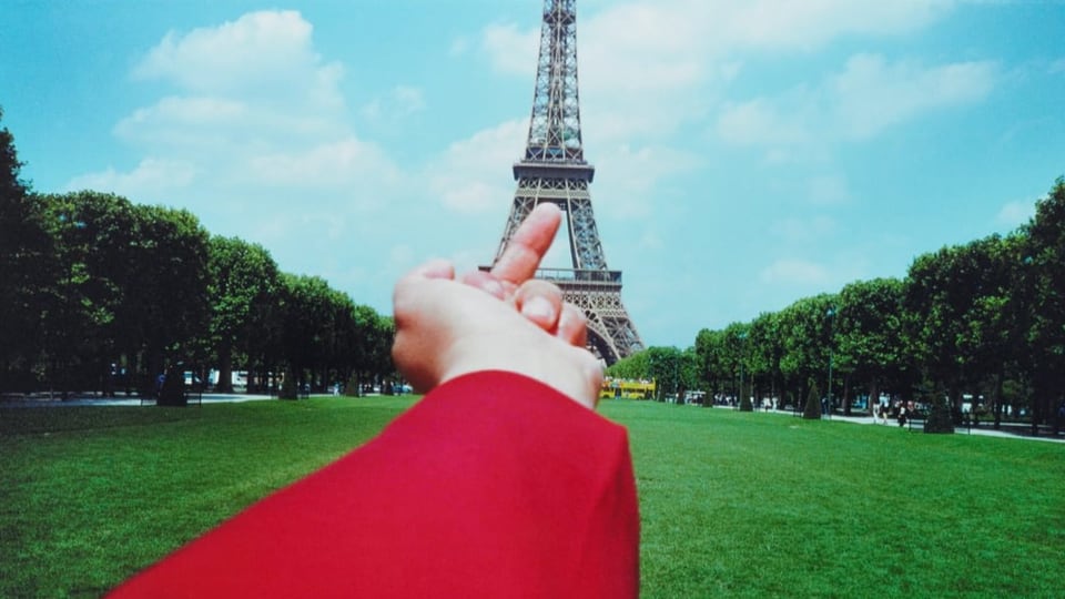 Bild eines Mittelfingers und dem Eiffelturm.
