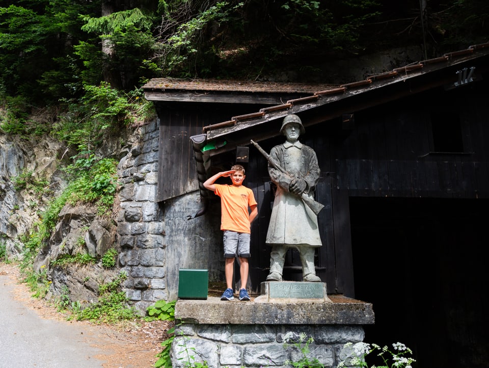 Andris posiert neben der Soldaten-Statue am Eingan zur Festung.