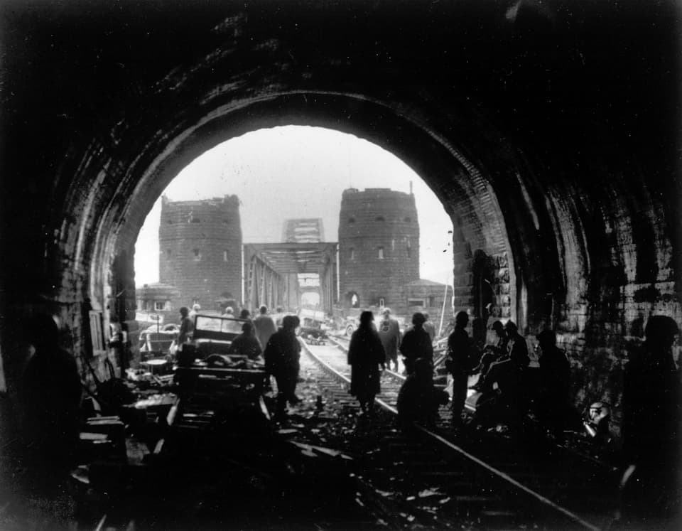 Das Foto vom März 1945 zeigt die Brücke von Remagen, über die alliierte Truppen den Rhein überqueren konnten.