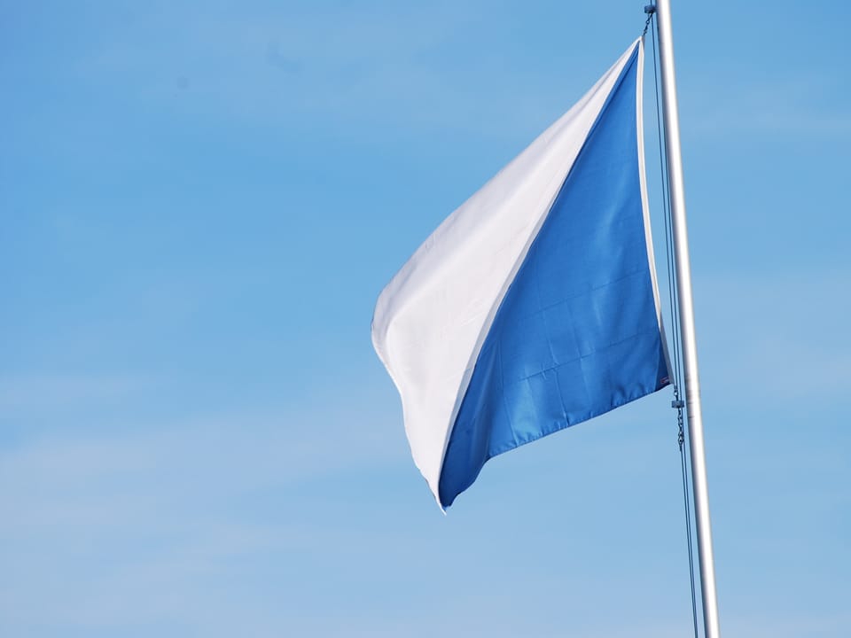 Zürich-Flagge im Wind. 