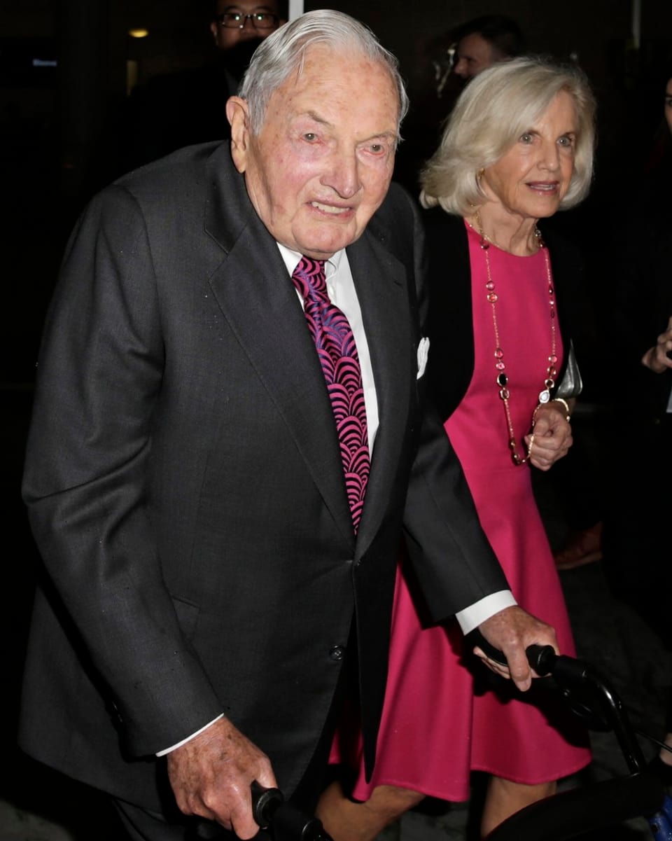 David Rockefeller mit einem Rollator neben einer älteren Dame.