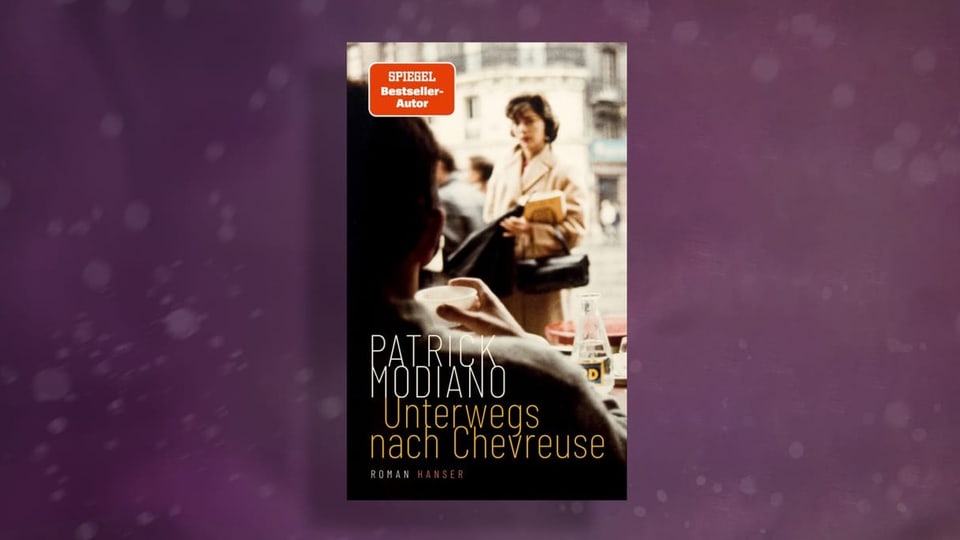 Buchcover mit einer Frau im beigen Mantel, steht draussen. Violetter Hintergrund.