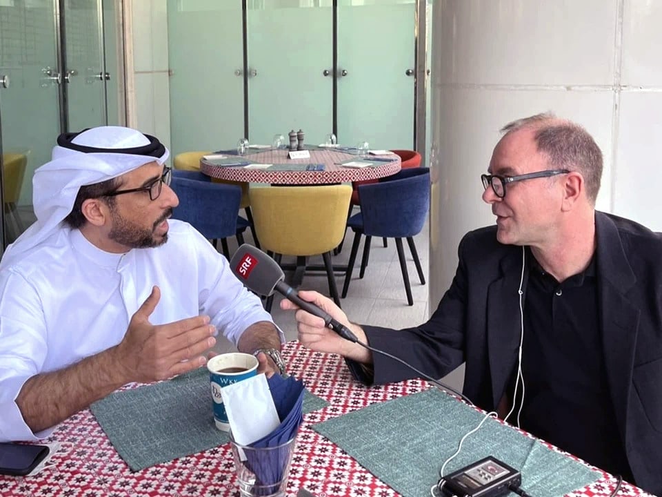Philip Schokmann interviewt einen Publizisten in Dubai.