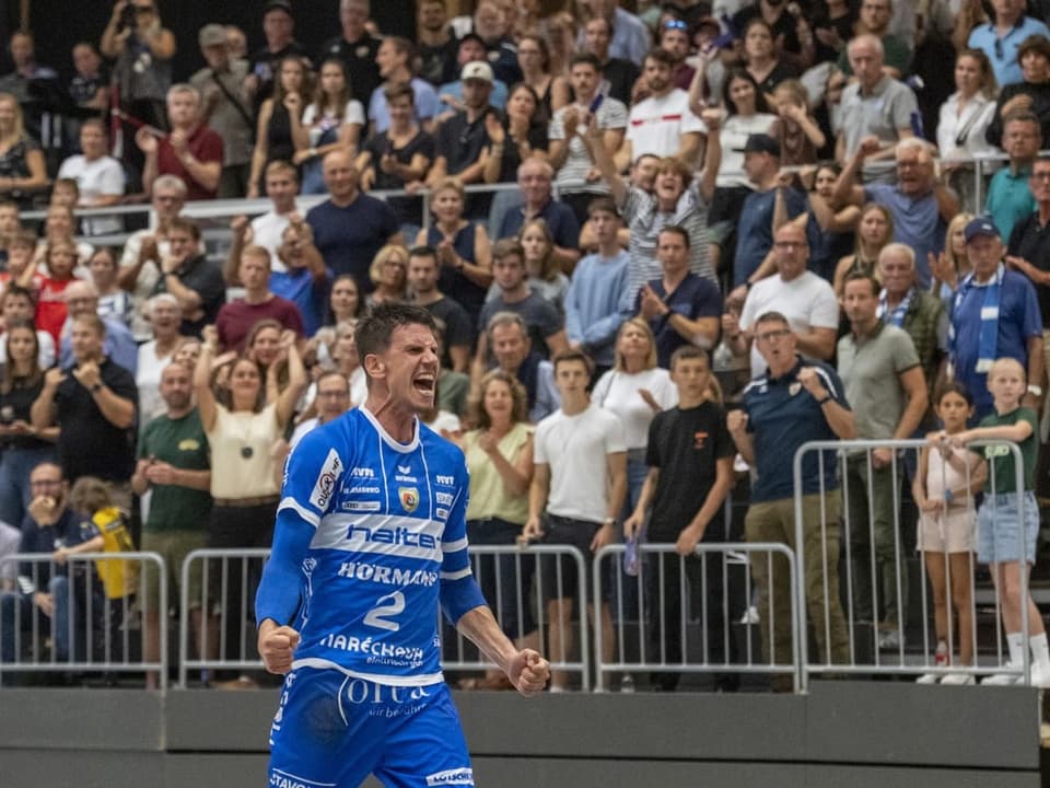 Der Luzerner Starspieler Andy Schmid, im Hintergrund eine volle Zuschauertribüne.