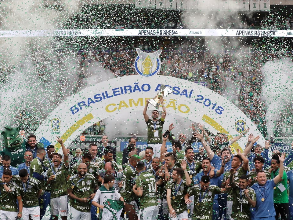 Duie Spieler von Palmeiras feiern mit dem Pokal.