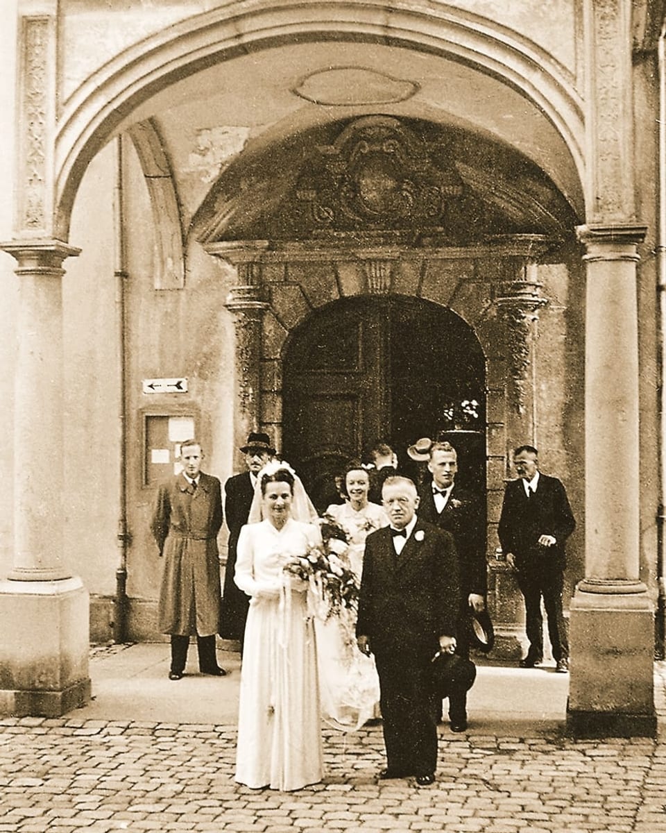 Alte Fotographie in sepia: Hochzeitsgesellschaft schreitet aus einer Kirche.