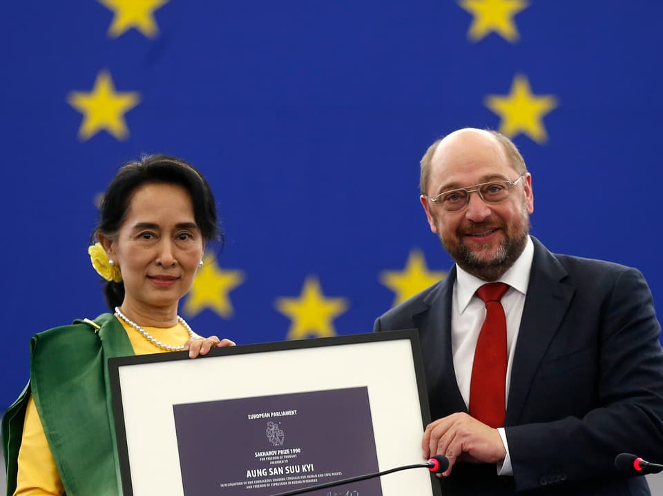 Aung San Suu Kyi neben Martin Schulz, Präsident des EU-Parlaments.