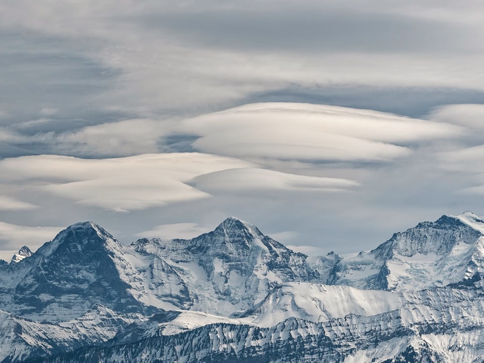 Eiger, Mönch und Jungfrau mit linsenförmigen Wolken.