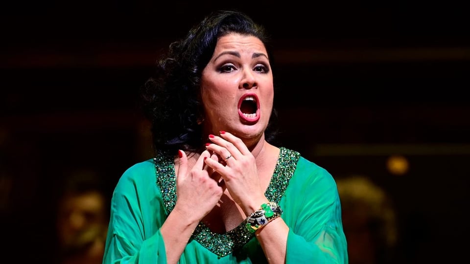 anna Netrebko singt auf einer Bühne.