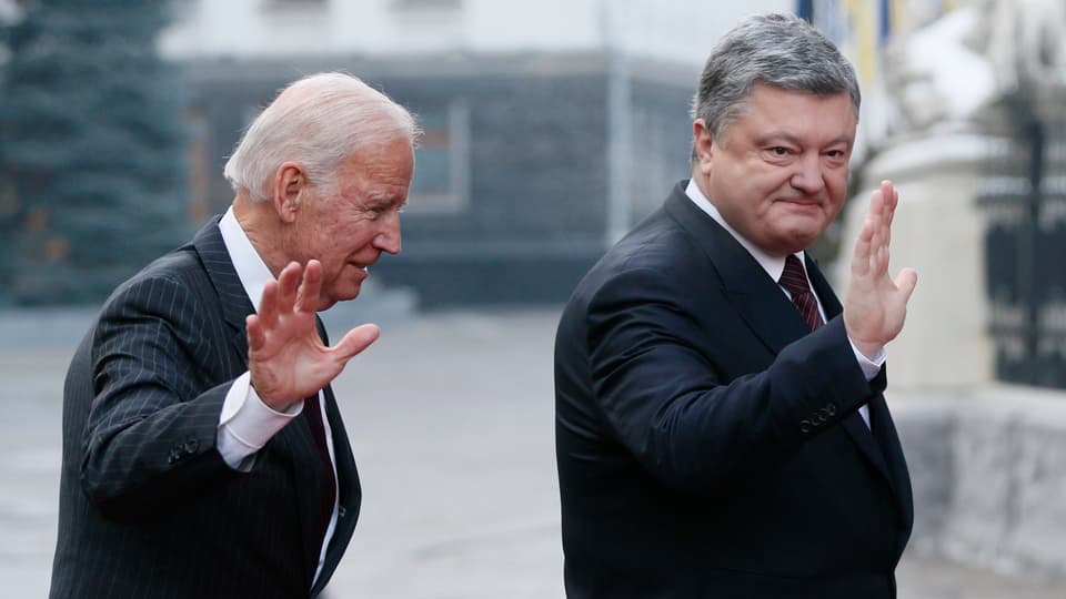 Biden und Poroschenko winken in die Kamera.