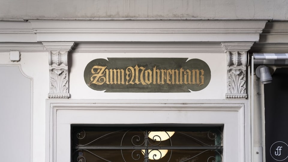 Hausfassade mit der Inschrift «Zum Mohrentanz»