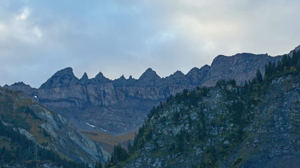 Hauptüberschiebung der Tektonikarena Sardonia, verschiedene Bergzacken