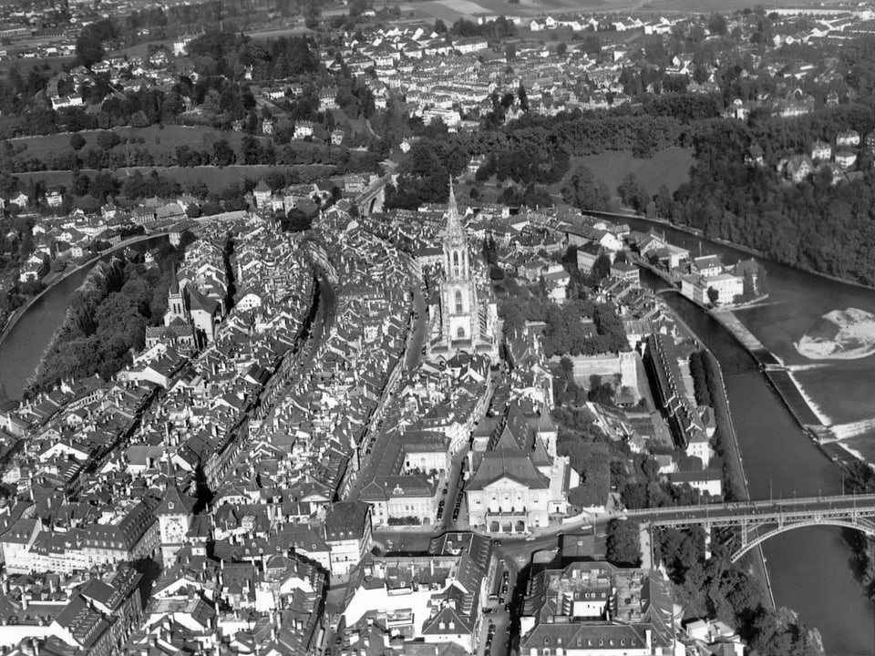 Die Altstadt von Bern von oben betrachtet in einer Luftaufnahme von 1960.